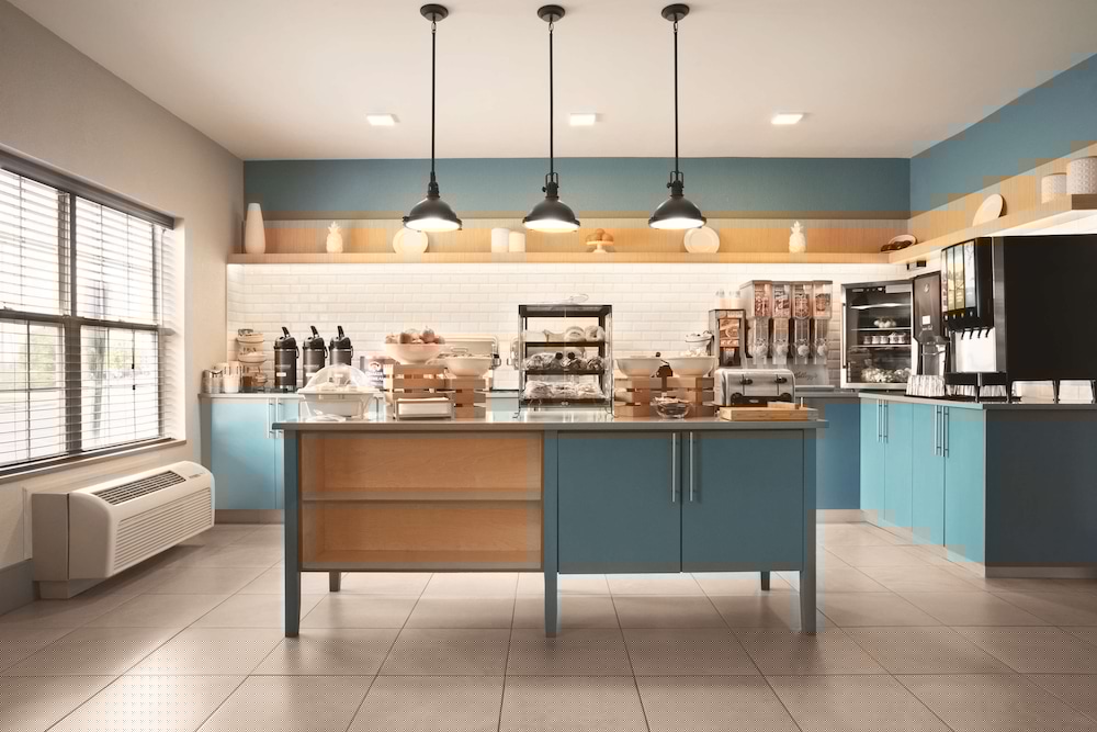 Country Inn & Suites by Radisson, Moline Airport 24/28