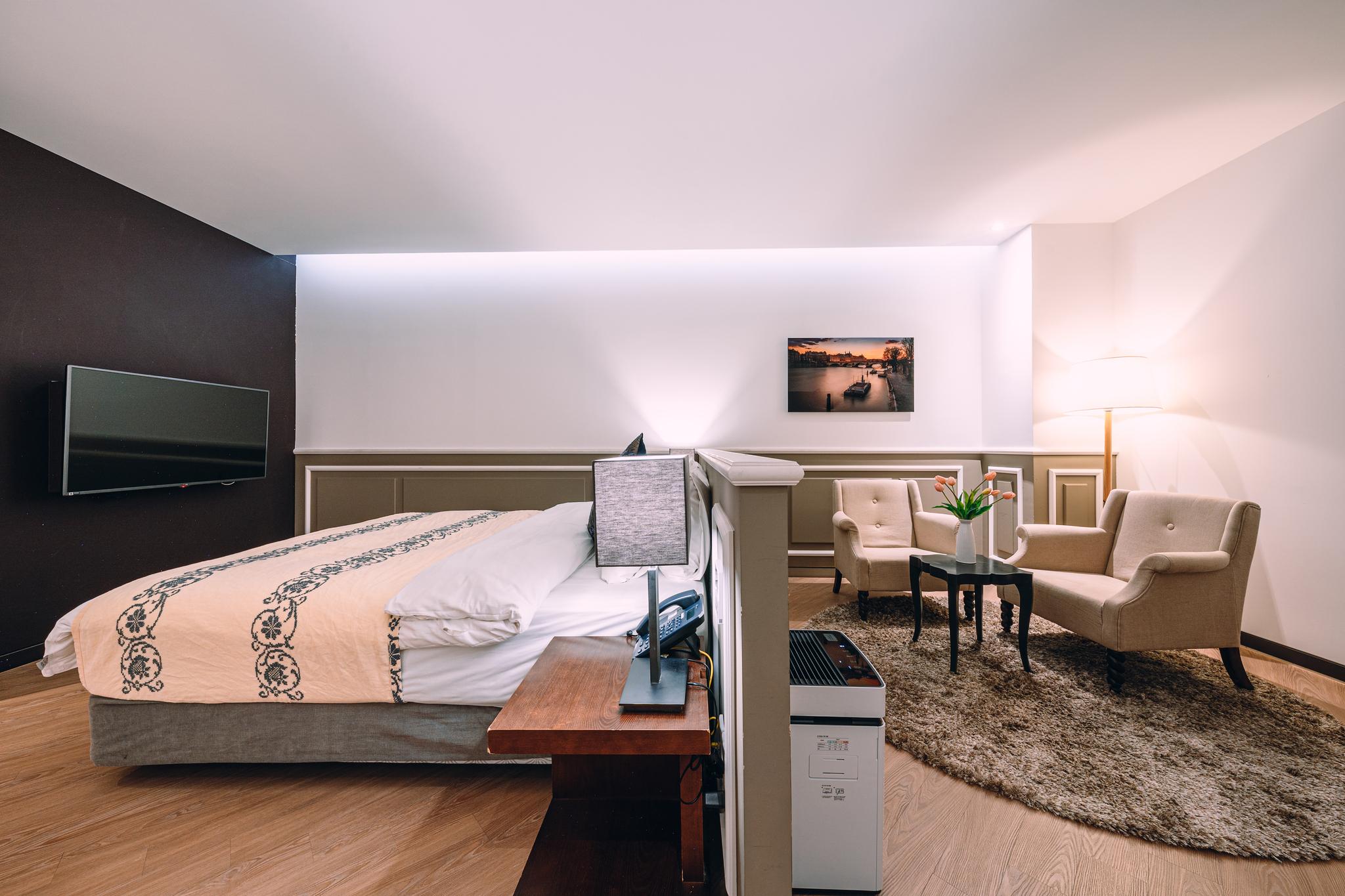 Semi Room, Suite