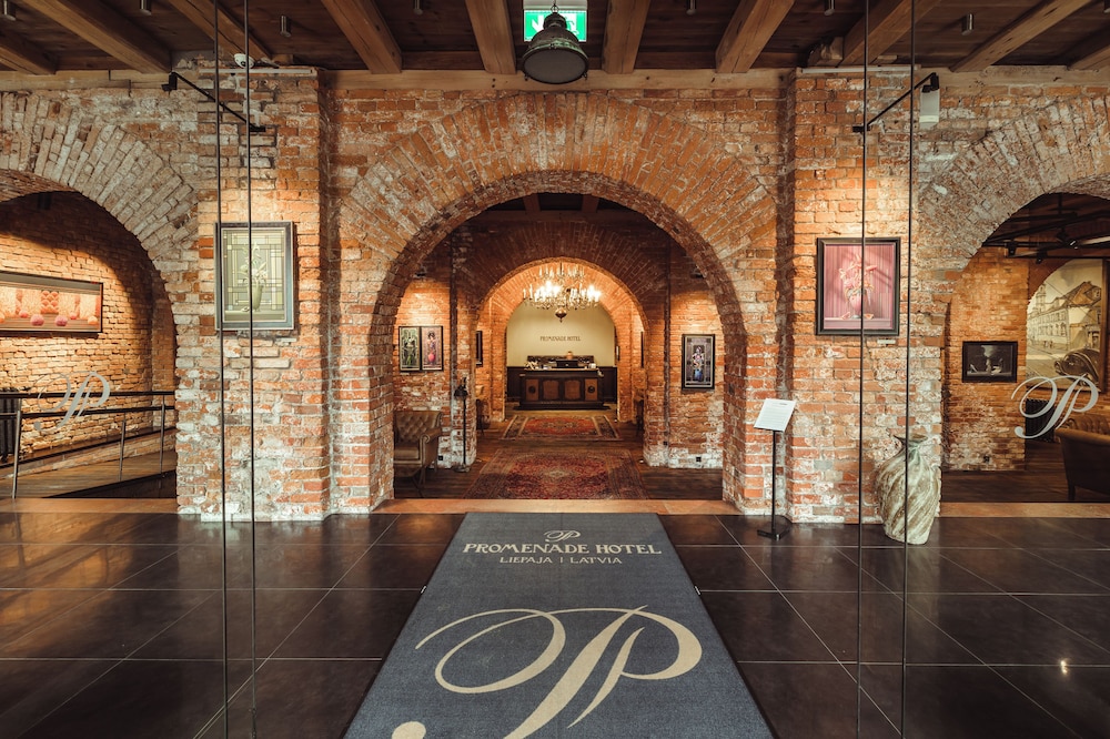 Promenade Hotel 8/53