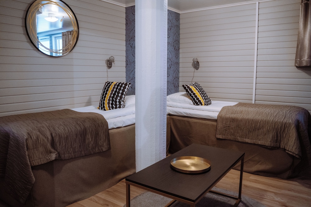 Golden Circle Suites 33/49