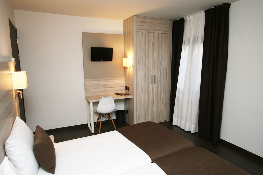 HOTEL PYRENEES 14/55