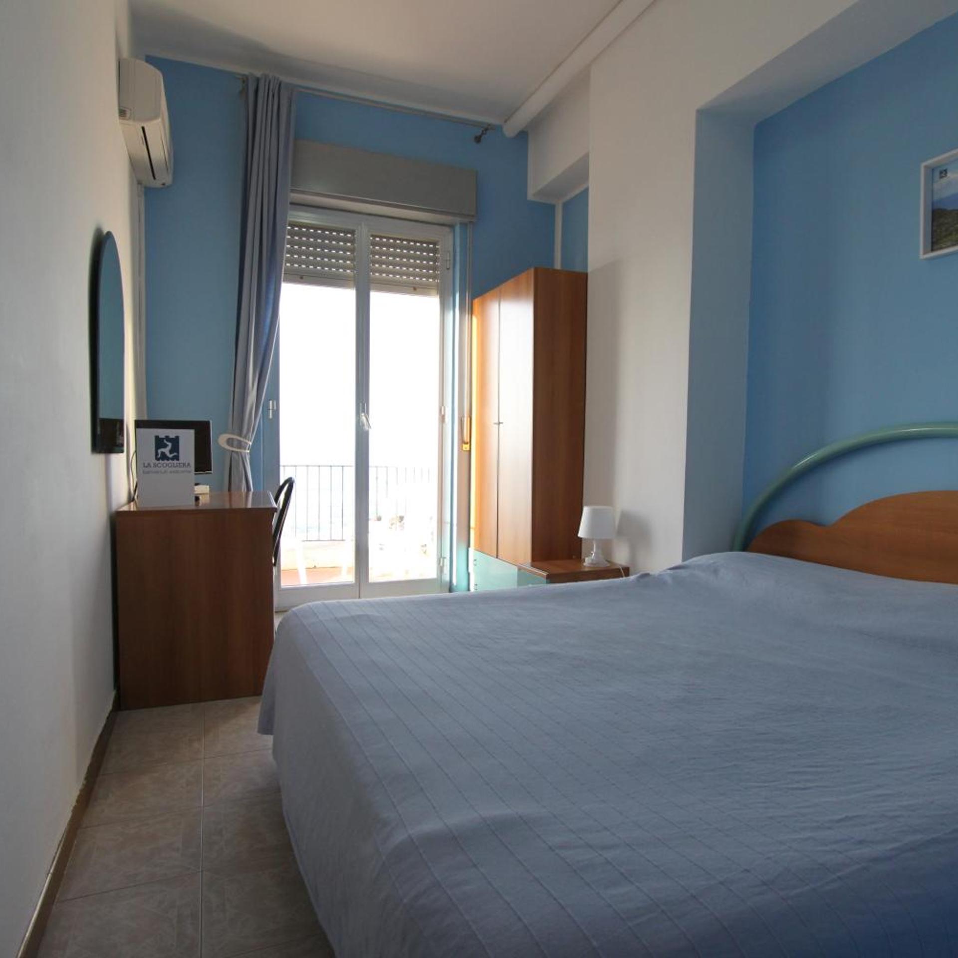 غرفة بسرير مزدوج بإطلالة على البحر بشرفة، Hotel La Scogliera 6/10