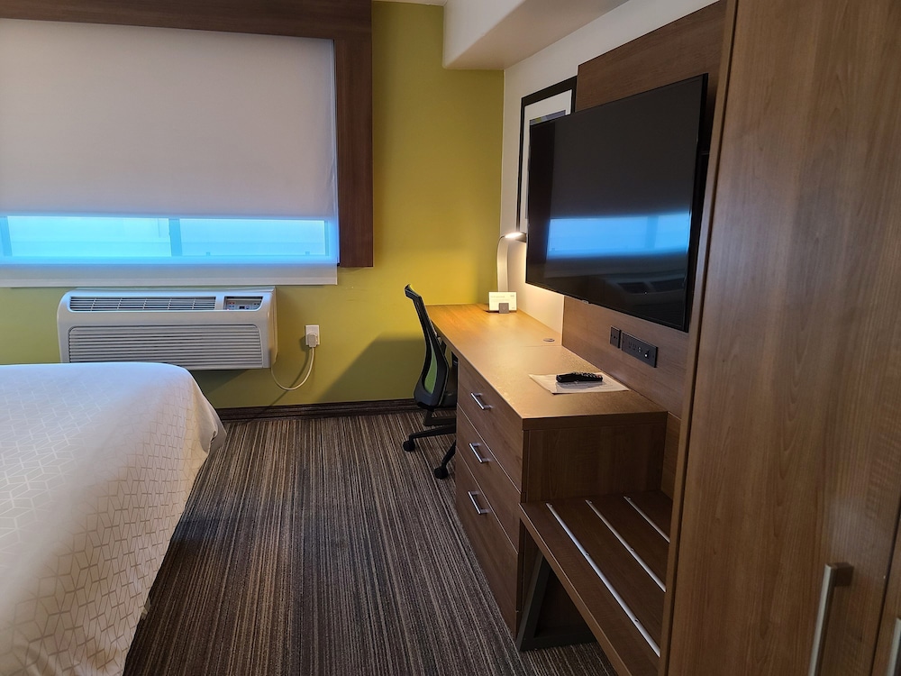 Holiday Inn Express Hotel And Suites Woodland Hills 23/52