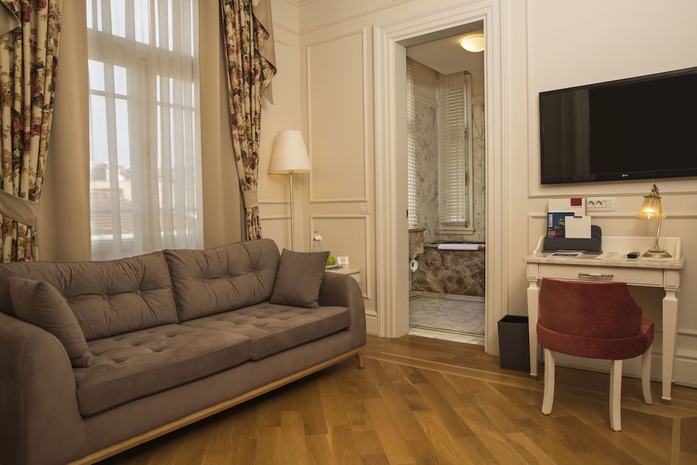 Corinne Hotel 35/50