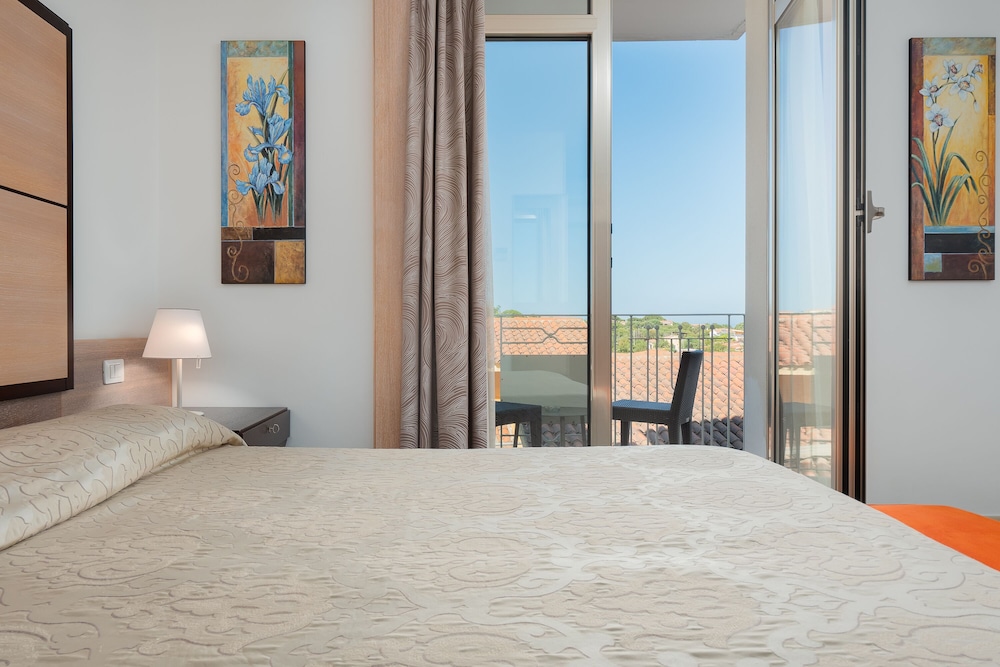 The Pelican Beach Resort & SPA - Adults Only 10/50