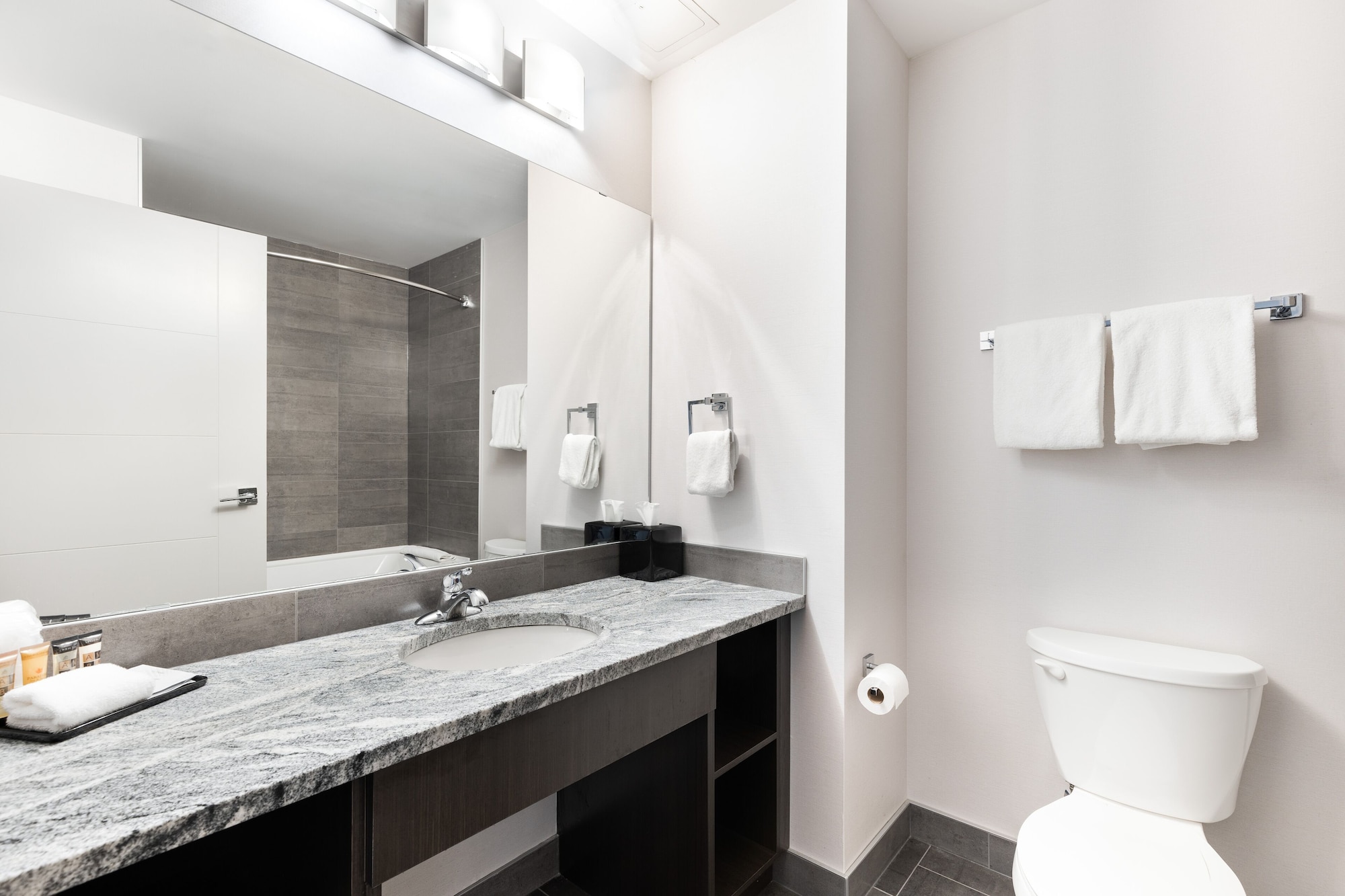 غرفة بسرير كينج مع أريكة، Park Inn By Radisson Edmonton Airport 7/9