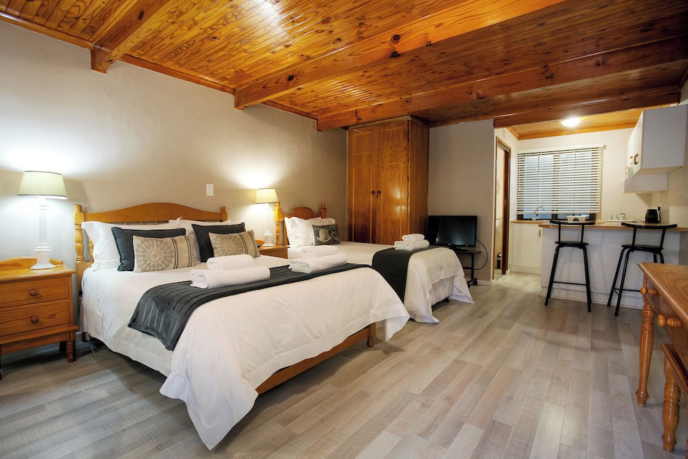 East, Log, 1 Double and 1 Single Bed