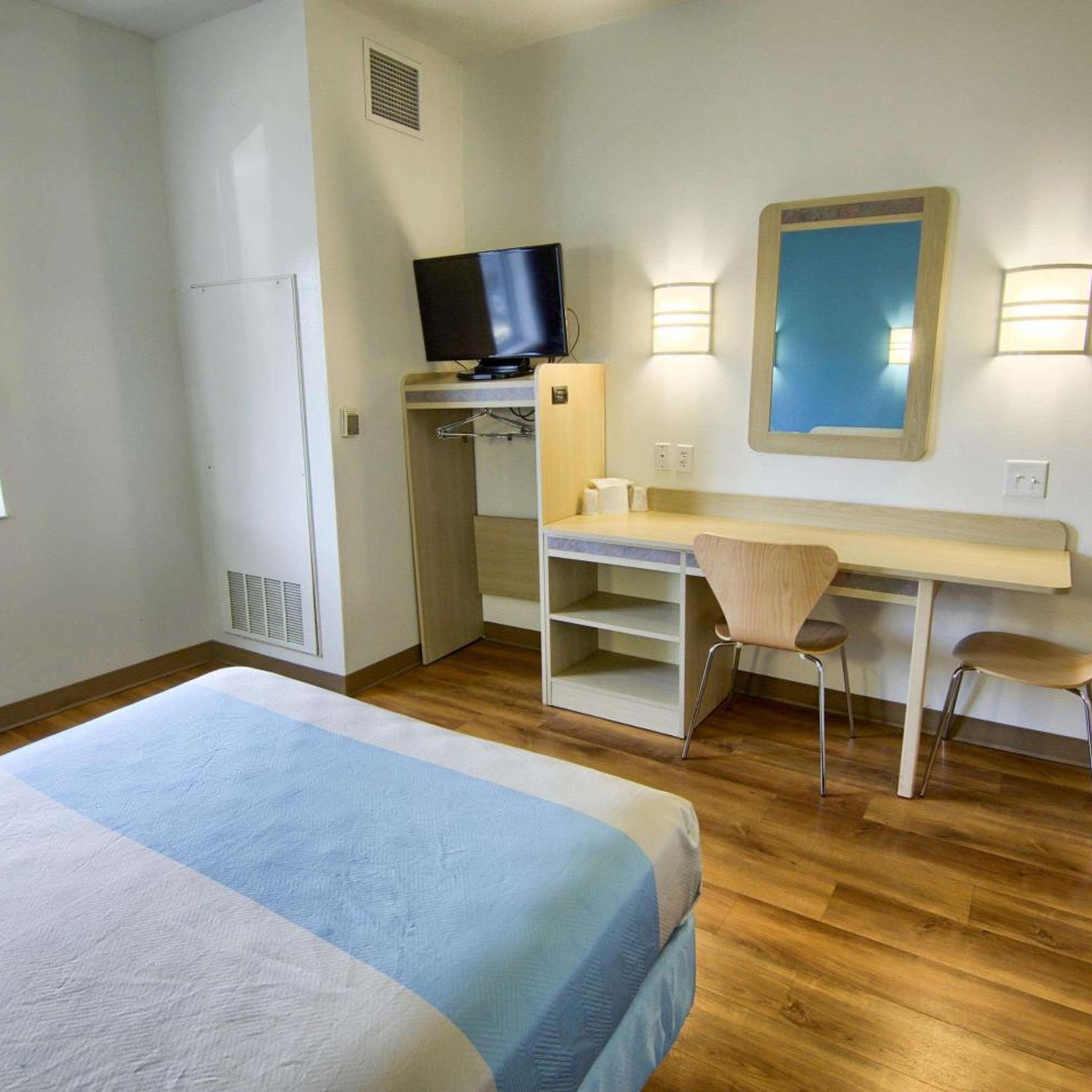 1 Full Bed - ADA/Tub/Mini Fridge، Motel6 Portsmouth, NH 4/10