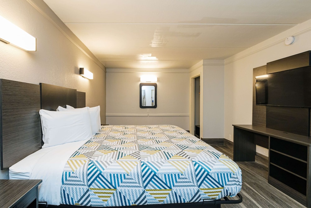 1 King Bed - Kitchen