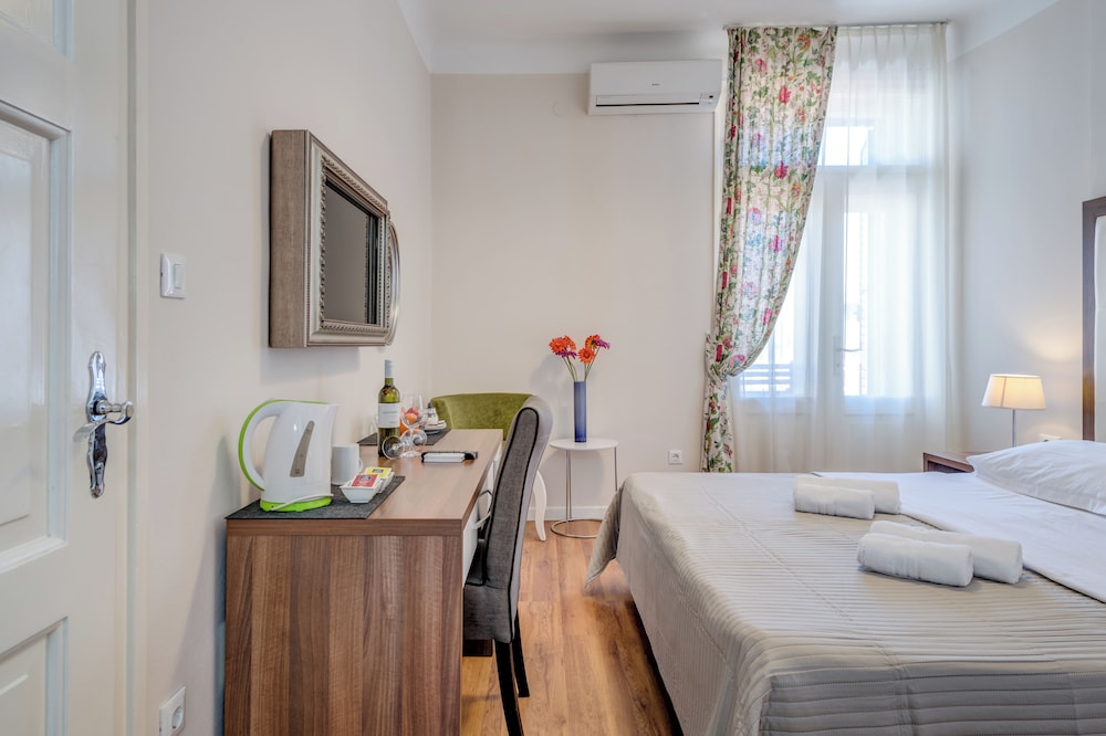 Bastion Luxury Rooms 11/25