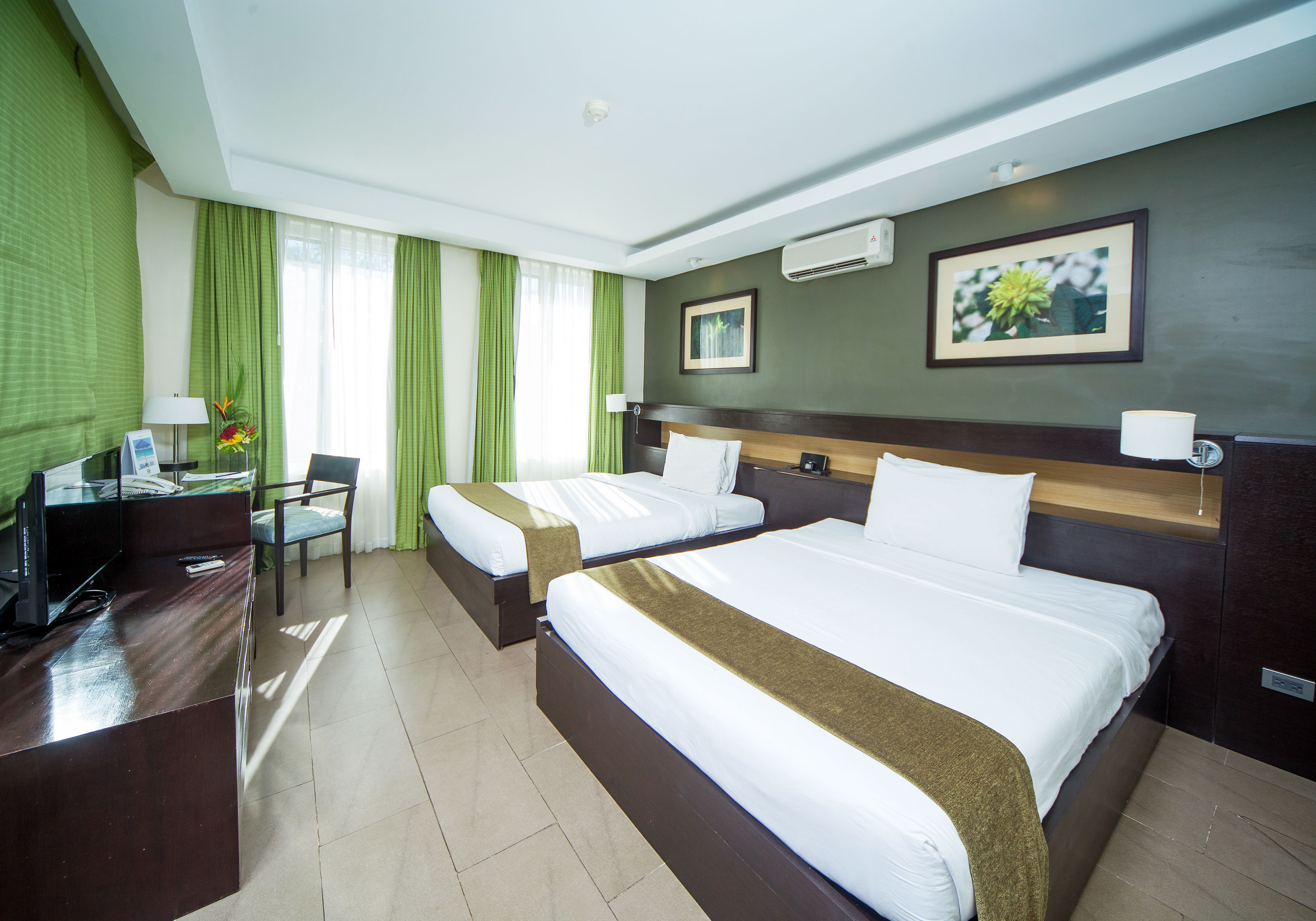 Junior Suite.، Fairways And Bluewater Newcoast Boracay 2/4