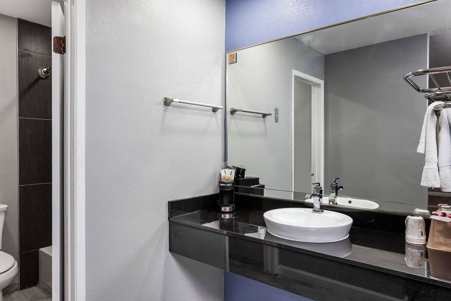 Super 8 By Wyndham Visalia 25/26