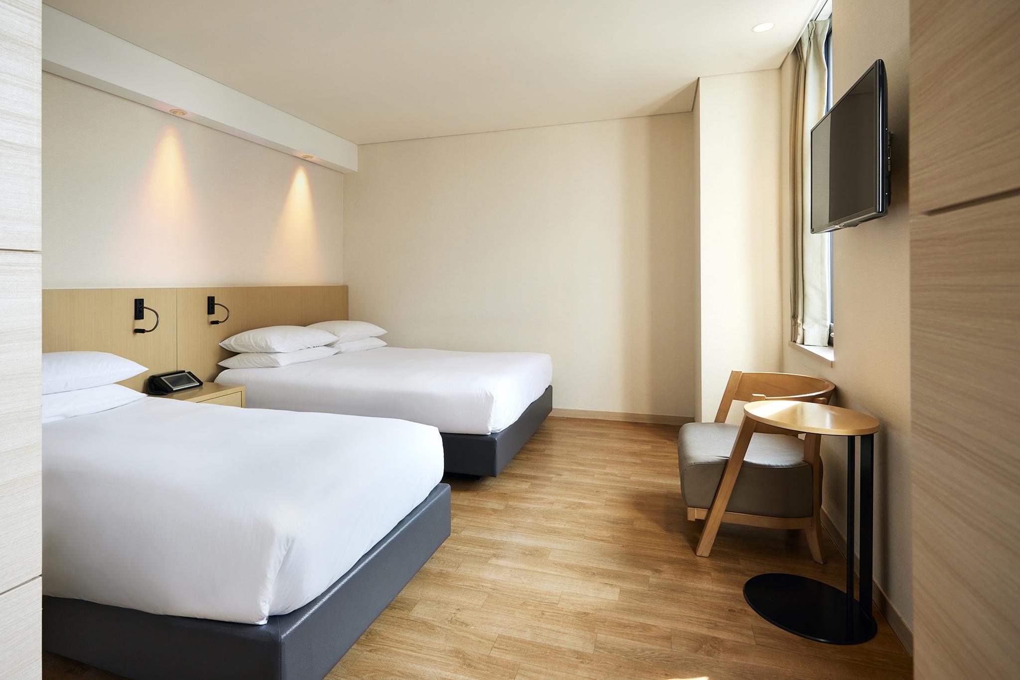 Deluxe, Twin Beds, 1 Double and 1 Single Bed, No Parking