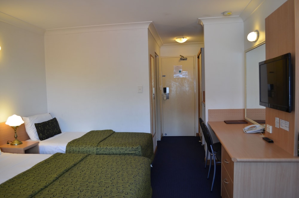 AIRPORT MOTEL 42/63