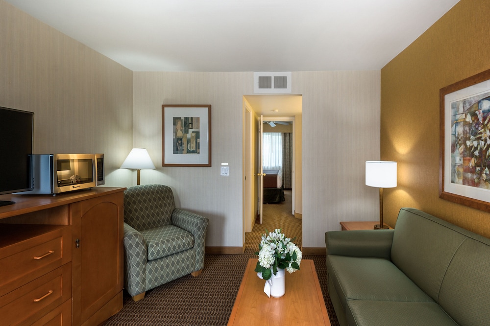 Ramada By Wyndham Costa Mesa/Newport Beach 30/38