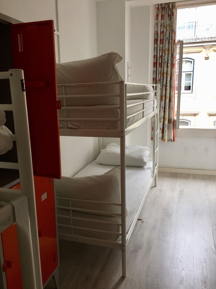GOLDEN TRAM 242 LISBONNE HOSTEL 17/25
