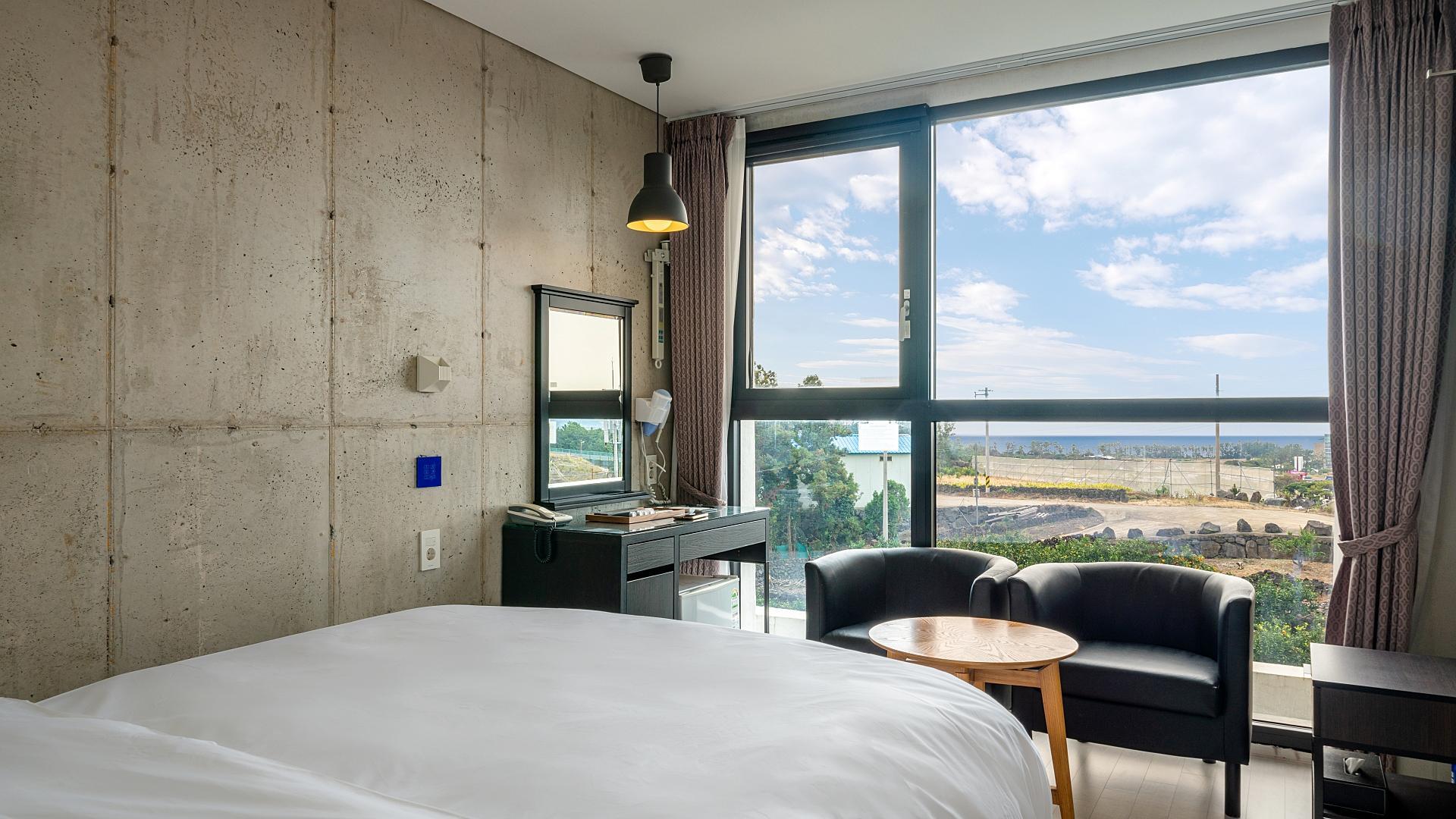 ROOM, QUEEN BED, PARTIAL OCEAN VIEW