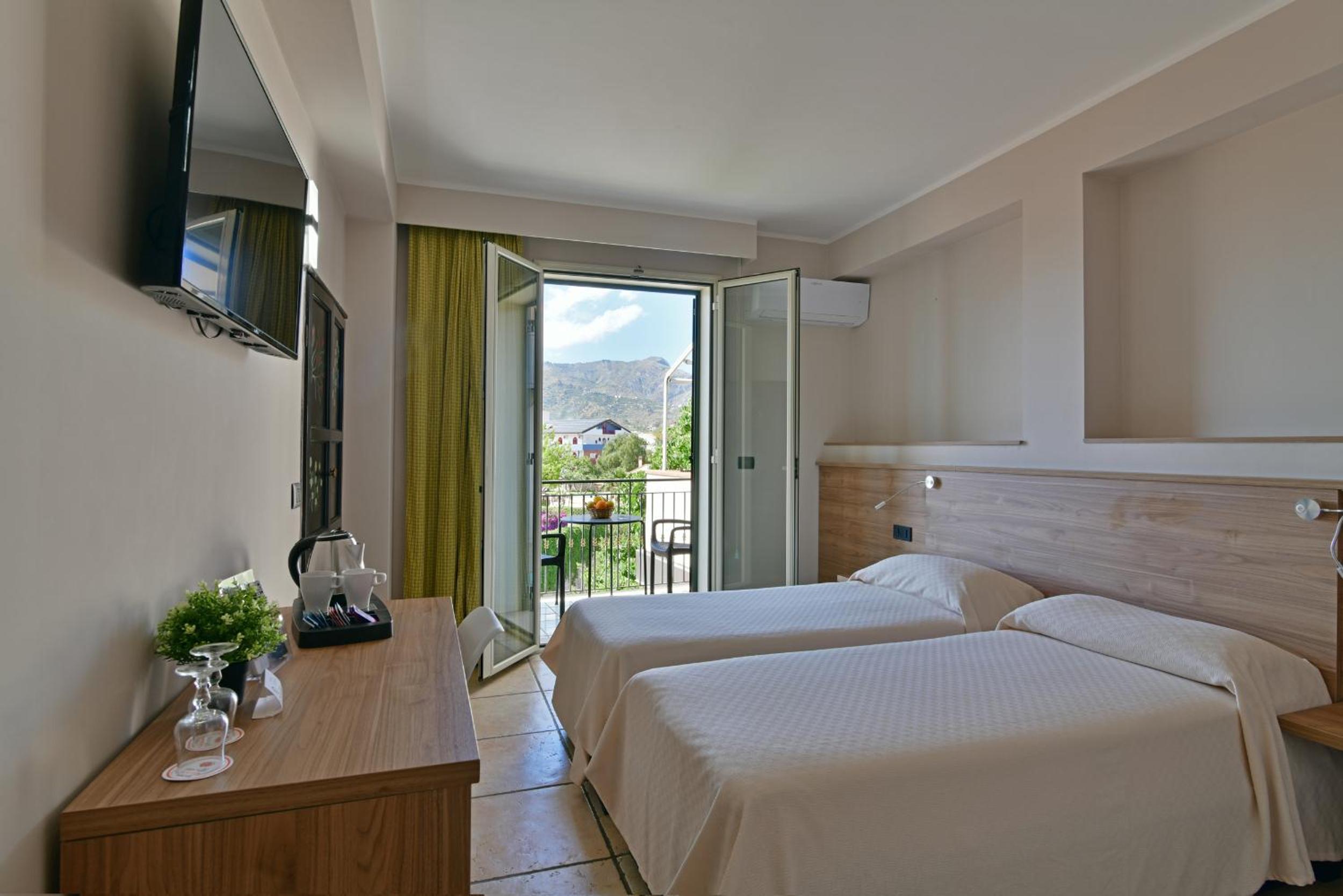 غرفة بسرير مزدوج أو سريرين منفصلين بشرفة، Villa Linda 7/10