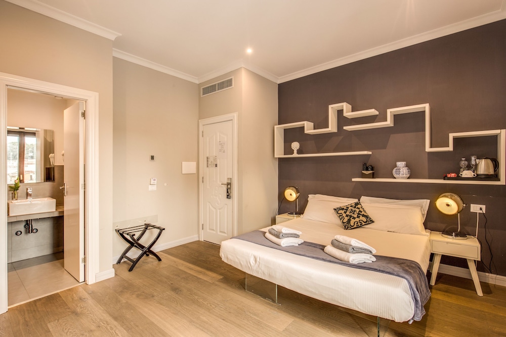 Hotel 87 Eighty-seven 22/72