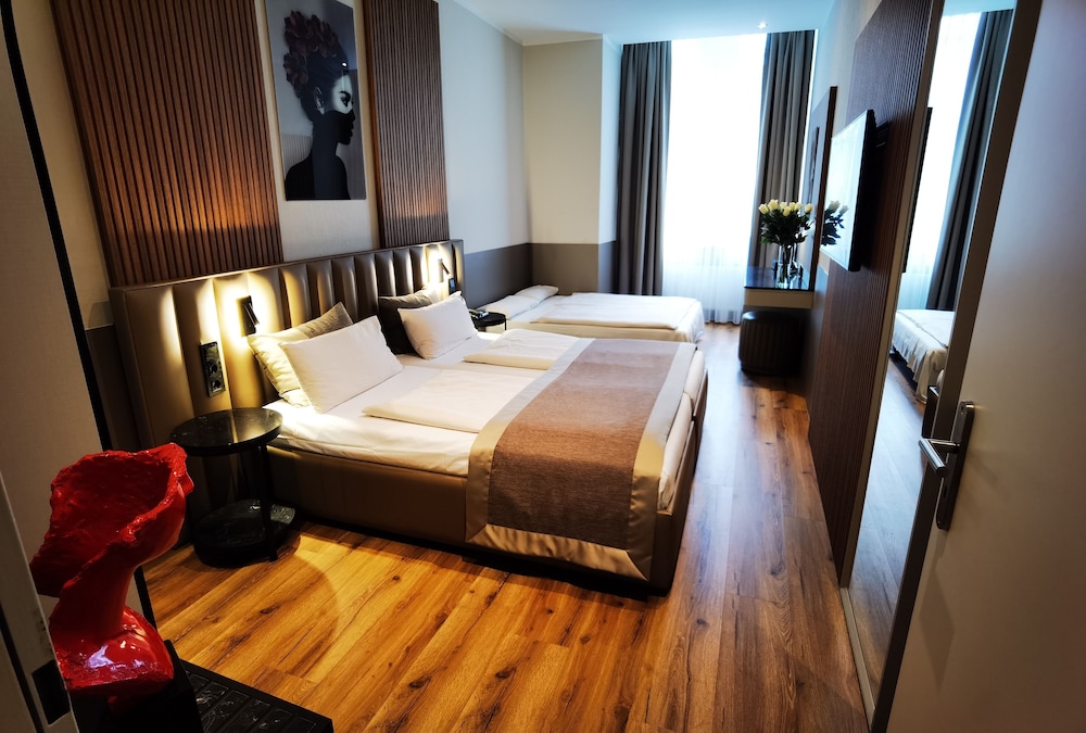 غرفة قياسية رباعية بسريرين منفصلين مع أريكة، Arthotel Munich 5/10