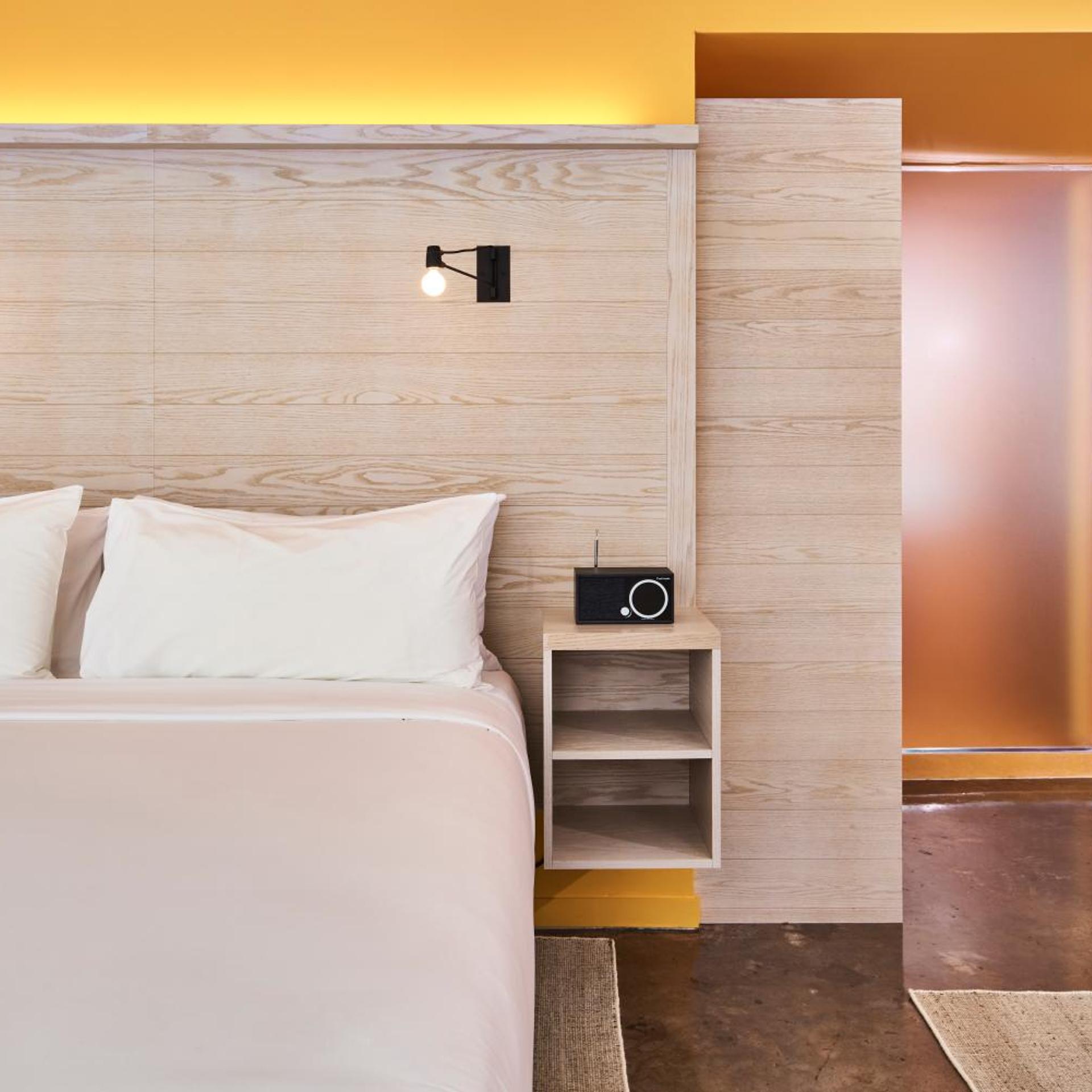جناح بسرير كينج، Radio Hotel 3/7