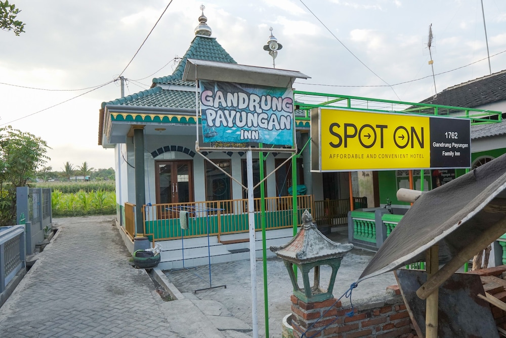SPOT ON 1762 Gandrung Payungan Family Inn 6/26