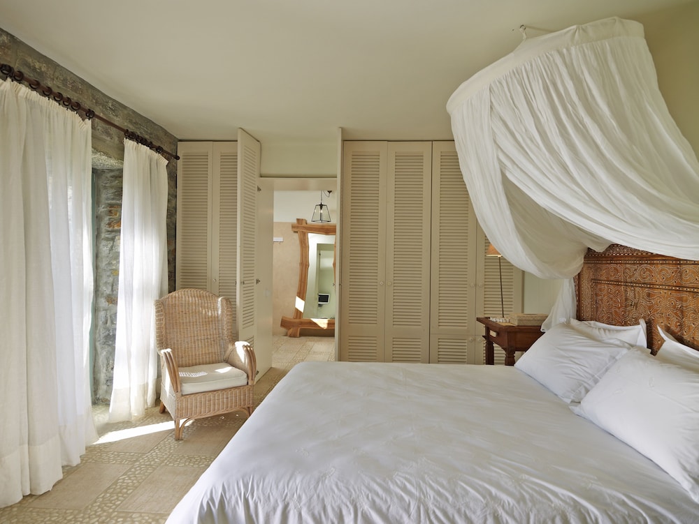 Aigis Suites 10/50