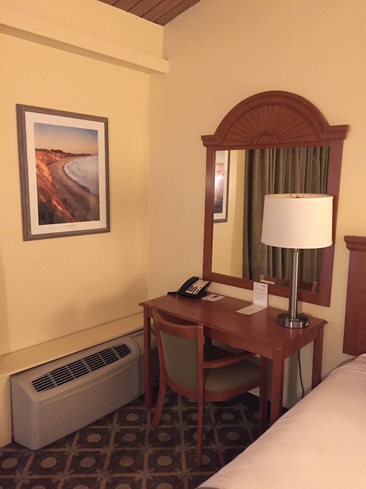 Ramada By Wyndham Santa Barbara 30/42