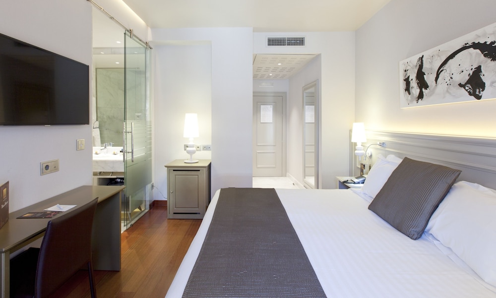 DELUXE, DOUBLE OR TWIN BED