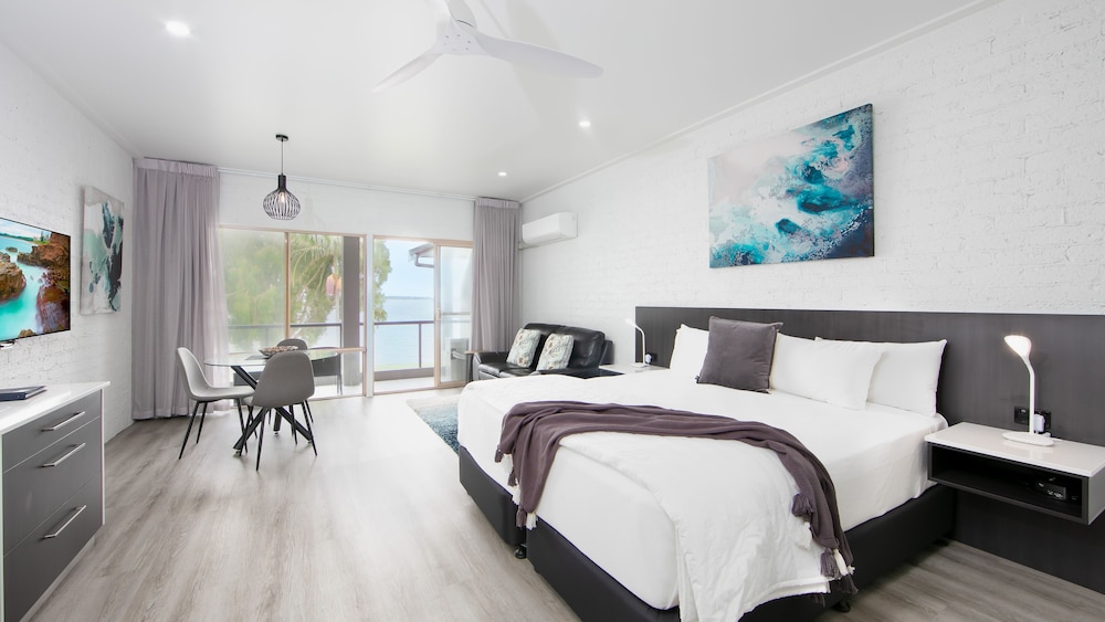 Motel, Spa, Premium, King Bed, Water Front
