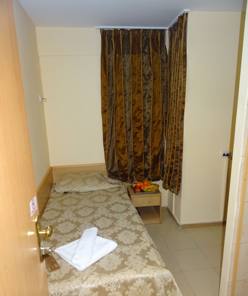 Victoria Hotel 24/50