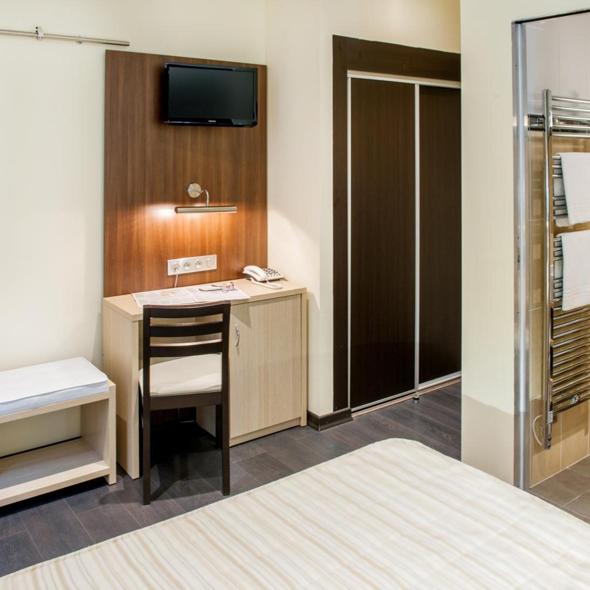 ROOM, SINGLE