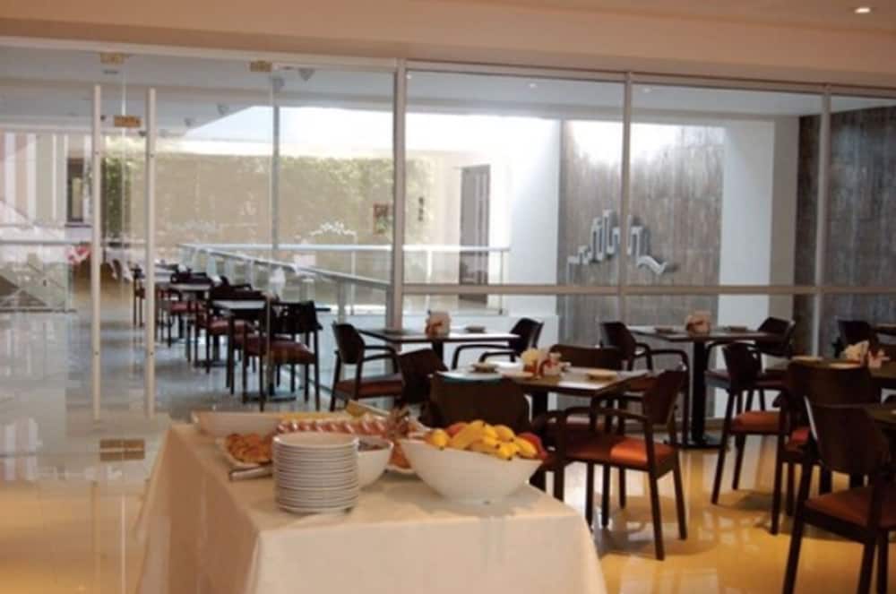 De La Cite Hotel 10/21