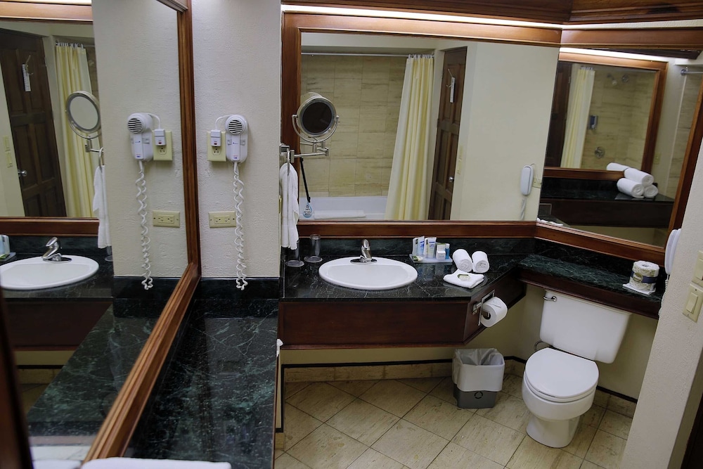 غرفة بسرير كينج بإطلالة على المسبح، Wyndham San Jose Herradura Hotel & Convention Center 3/3