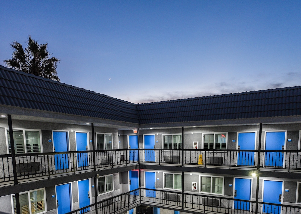 Hollywood Inn Express LAX 2/35