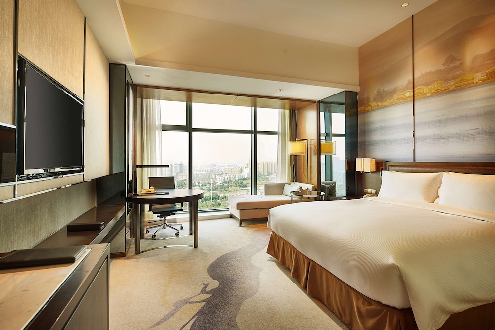 DELUXE, KING BED