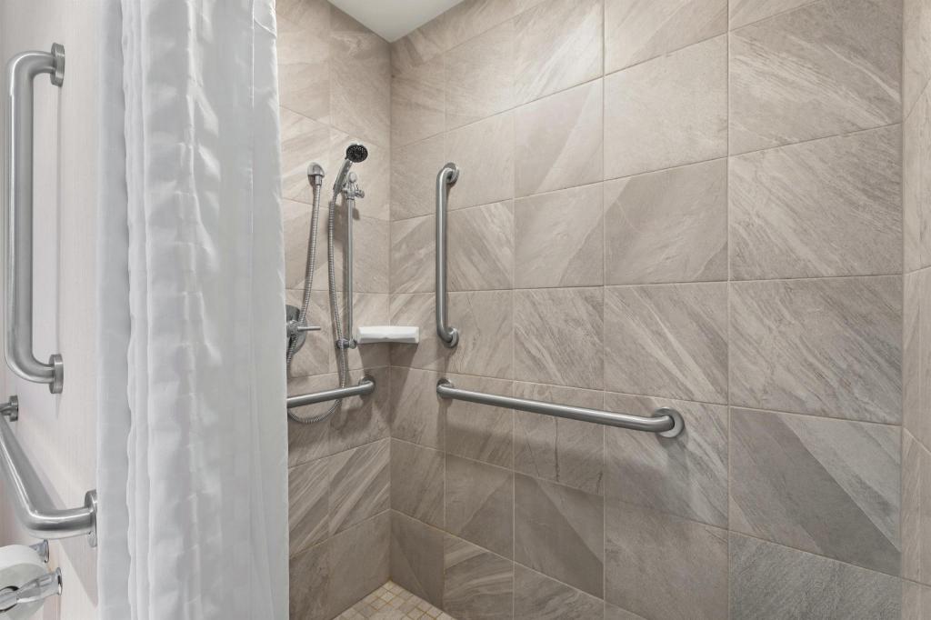1 BEDROOM, STUDIO, SUITE, KING BED, ACCESSIBLE