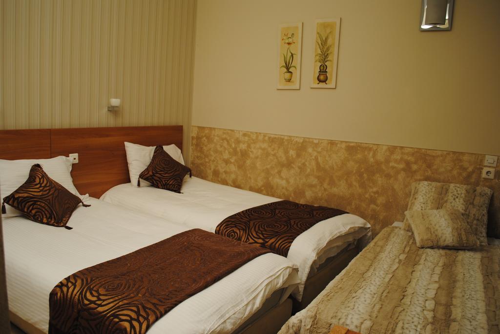 Ideal Hotel 5/23