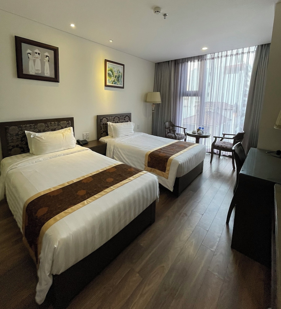 DELUXE, TWIN BEDS, CITY VIEW