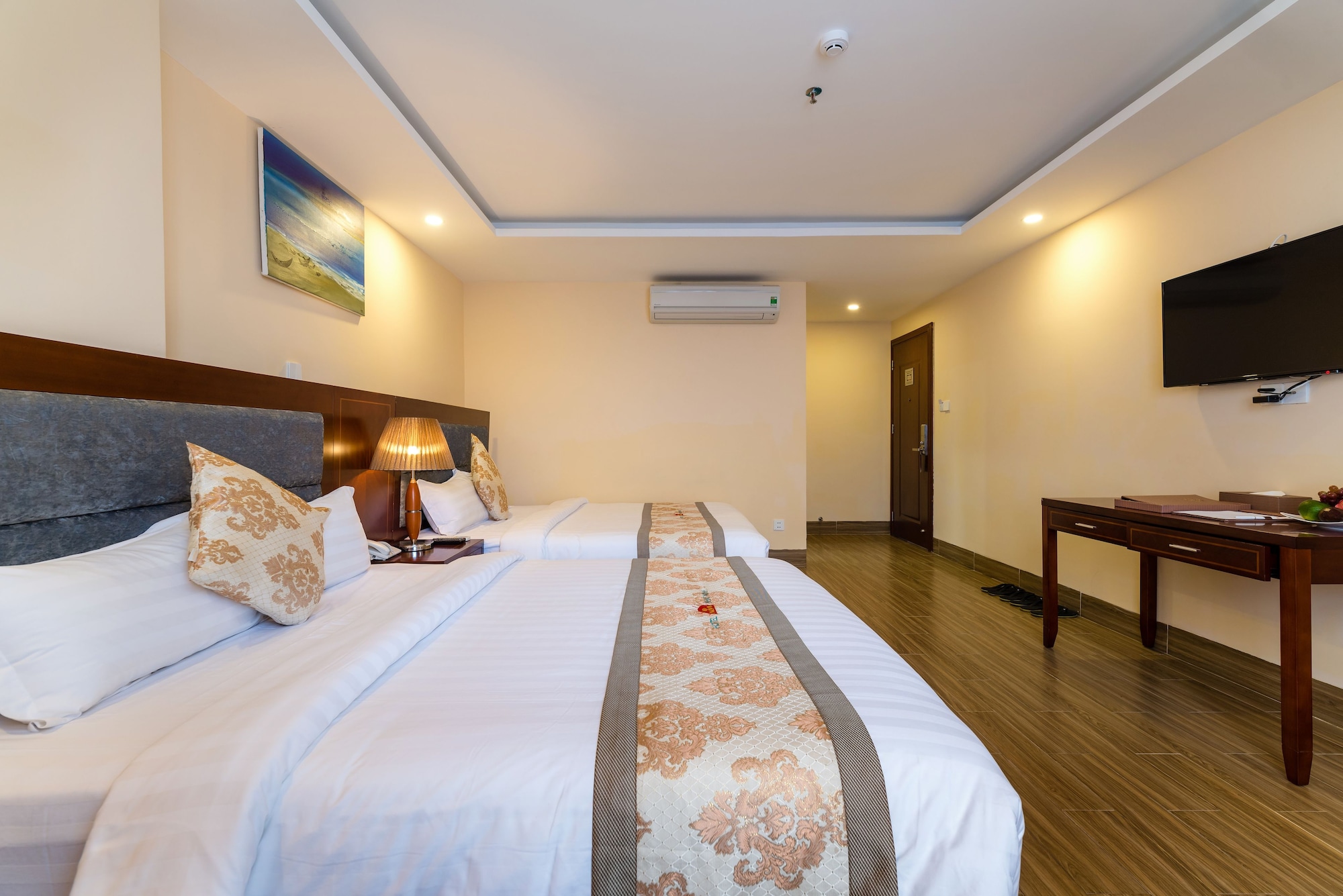 DELUXE, QUADRUPLE, 2 QUEEN BEDS, PARTIAL OCEAN VIEW