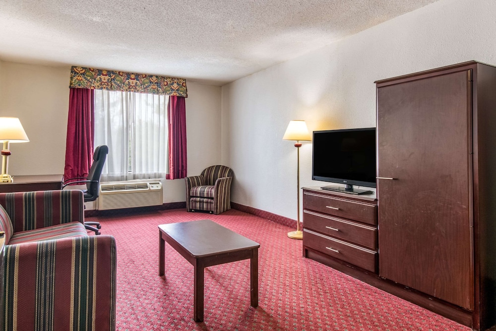 Econo Lodge Inn & Suites Chambersburg Central 20/27