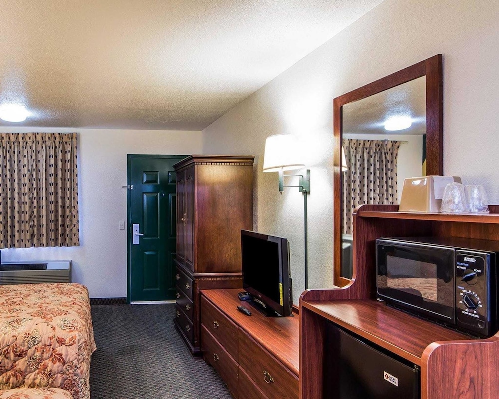 Econo Lodge Bartlesville Hwy 75 27/34