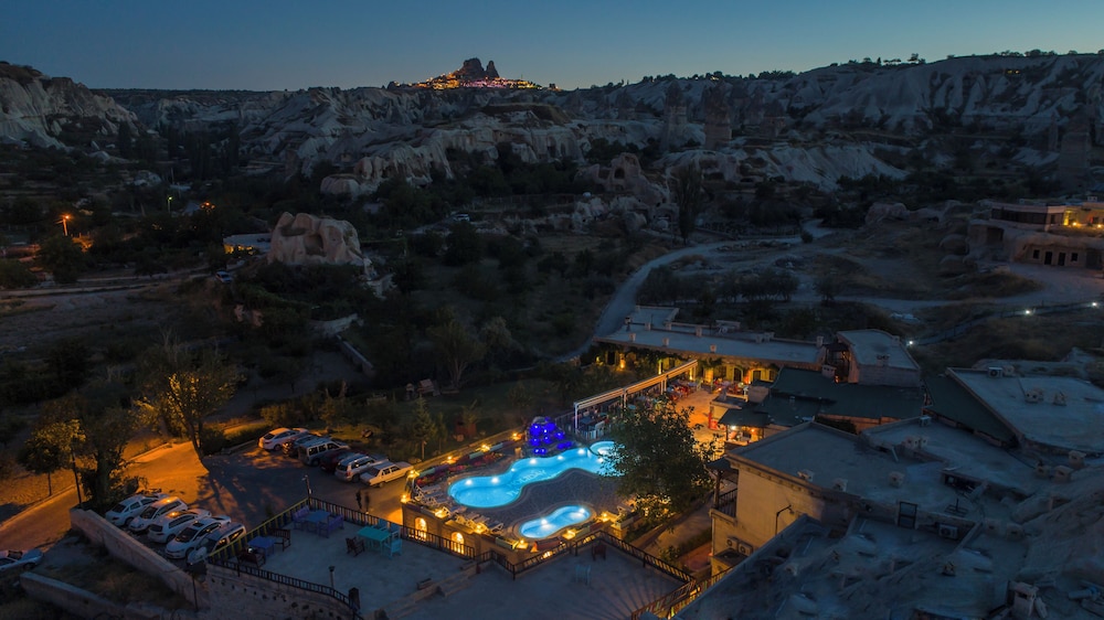Holiday Cave Hotel 76/81