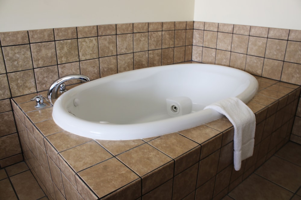 Edgewood Hotel and Suites 25/27