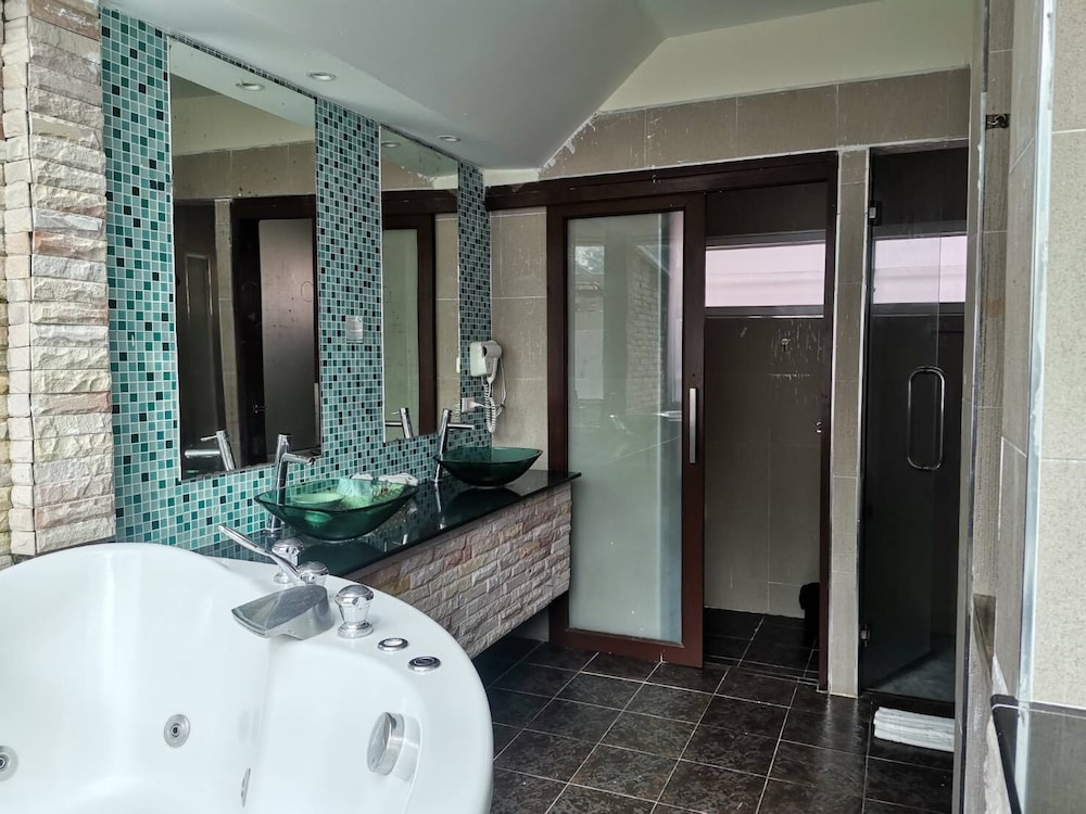 Siam Beach Resort 70/71