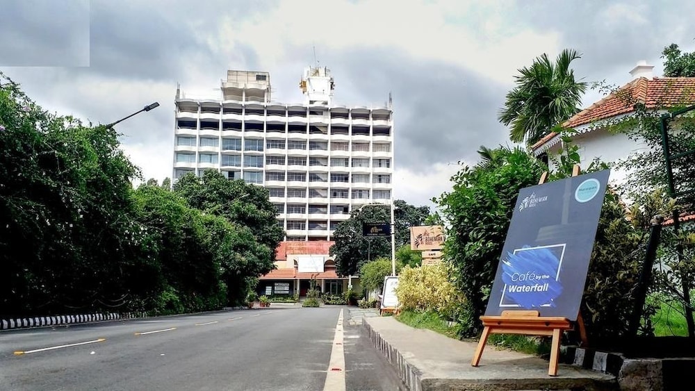 WOODLANDS HOTEL 13/50