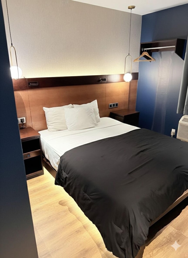 DELUXE, QUEEN BED