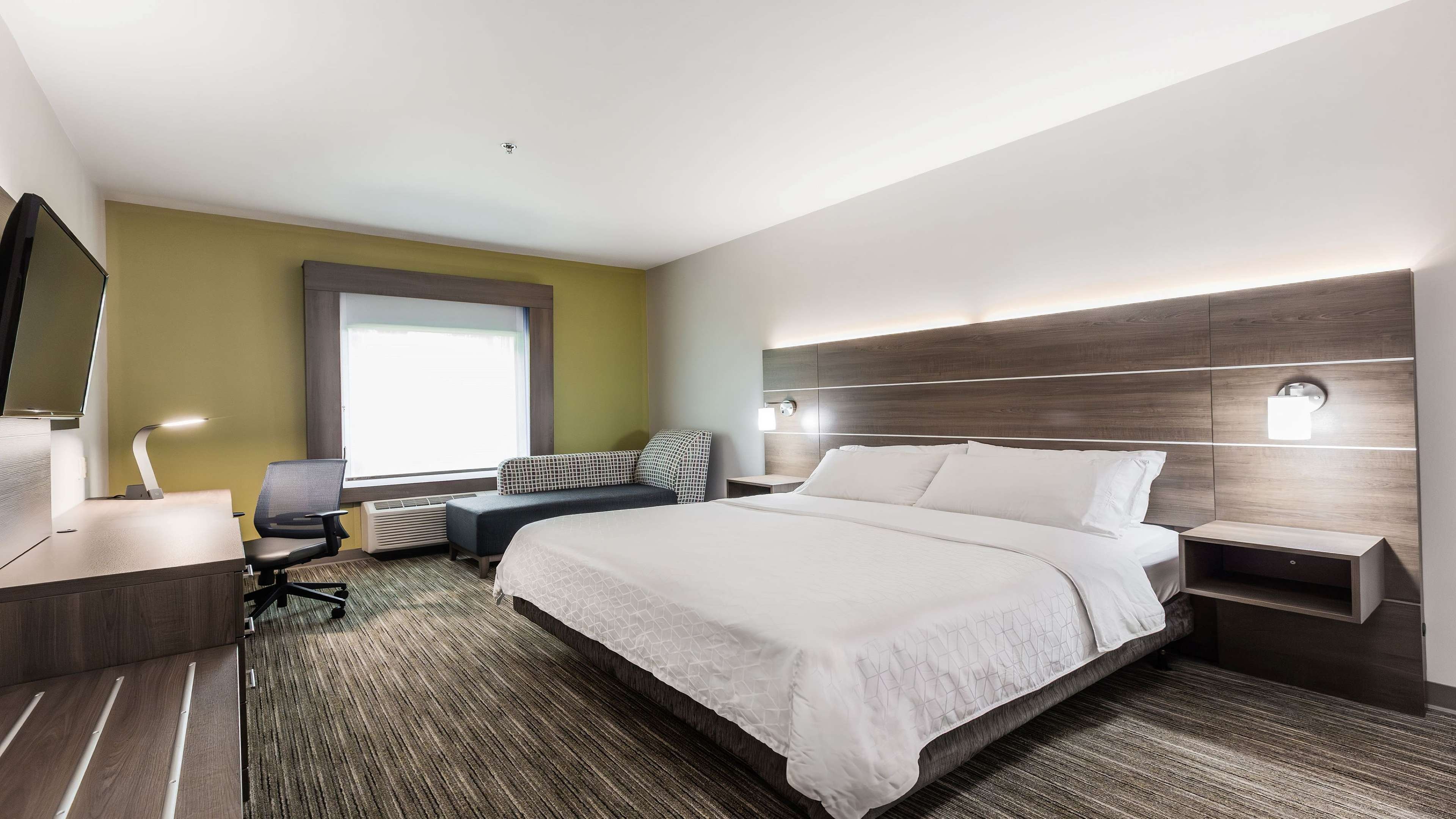 Holiday Inn Express Suites South 21/73