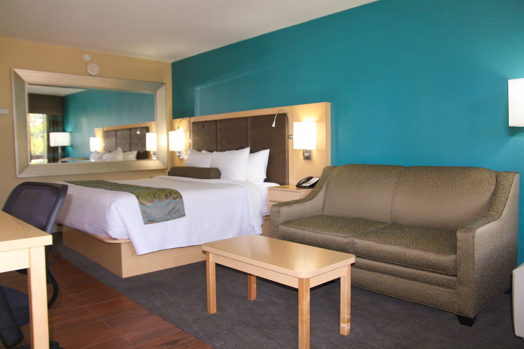 غرفة قياسية بسرير كينج بإطلالة على الجبل، Best Western Plus South Coast Inn 5/10