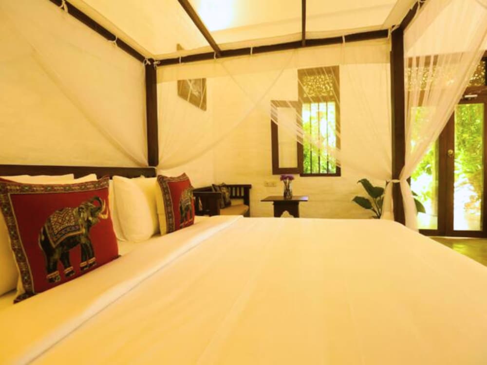 DELUXE, DOUBLE BED